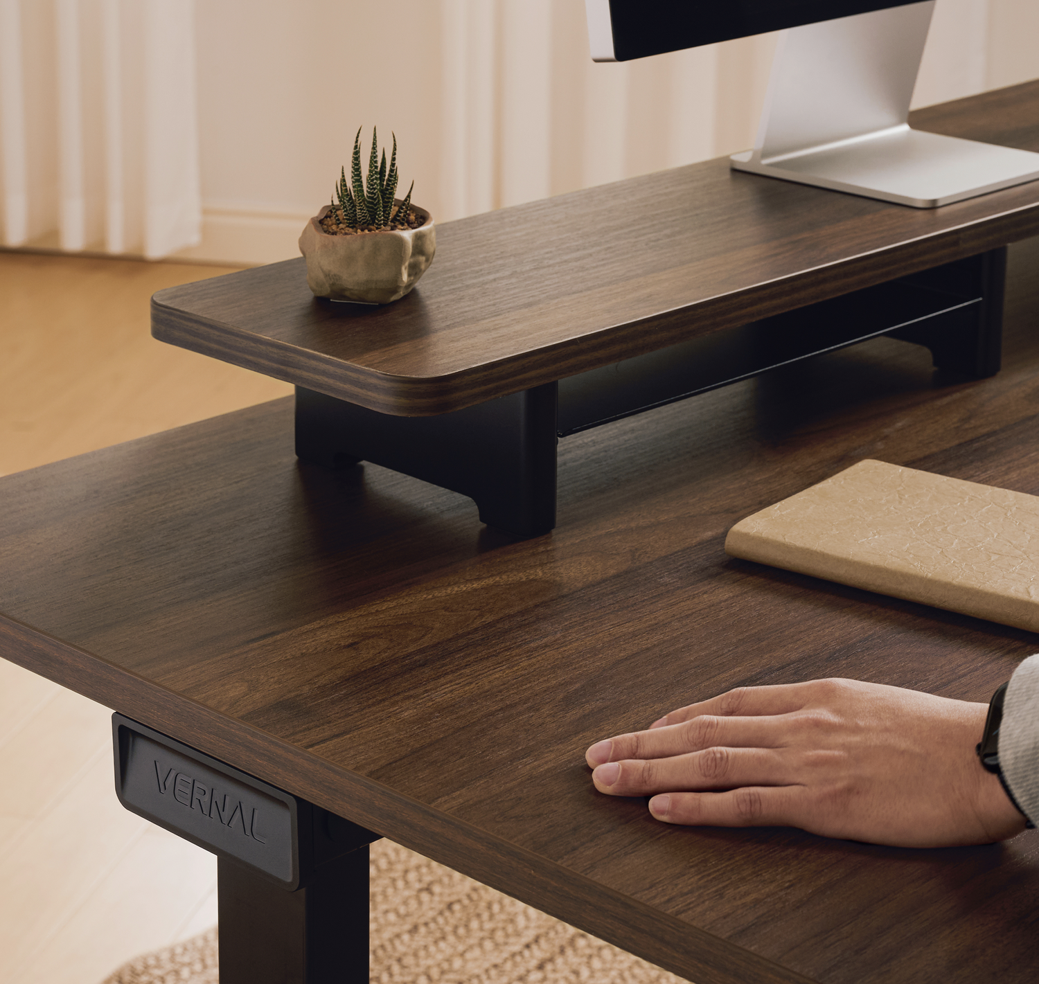 V07 executive desk surface texture